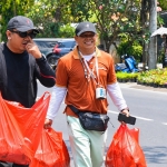 Moved by Compassion, Ketut Sudiarsa Distributes 1,000 Meal Packages to Residents Queuing for Fuel in Bali