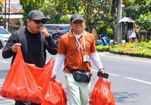 Moved by Compassion, Ketut Sudiarsa Distributes 1,000 Meal Packages to Residents Queuing for Fuel in Bali